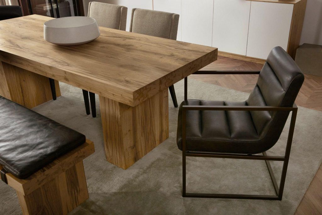 Cách bố trí nội thất trong nhà theo phong thủy với bàn ăn từ gỗ tự nhiên