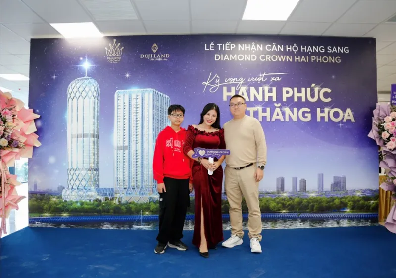 Gia đình hạnh phúc trong căn hộ mới