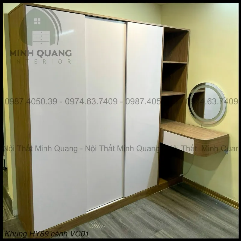 người phụ nữ đang chọn tủ quần áo