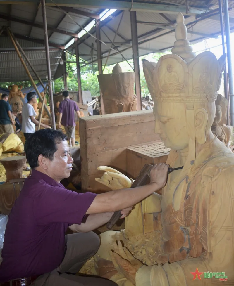 Người thợ đang chạm khắc gỗ