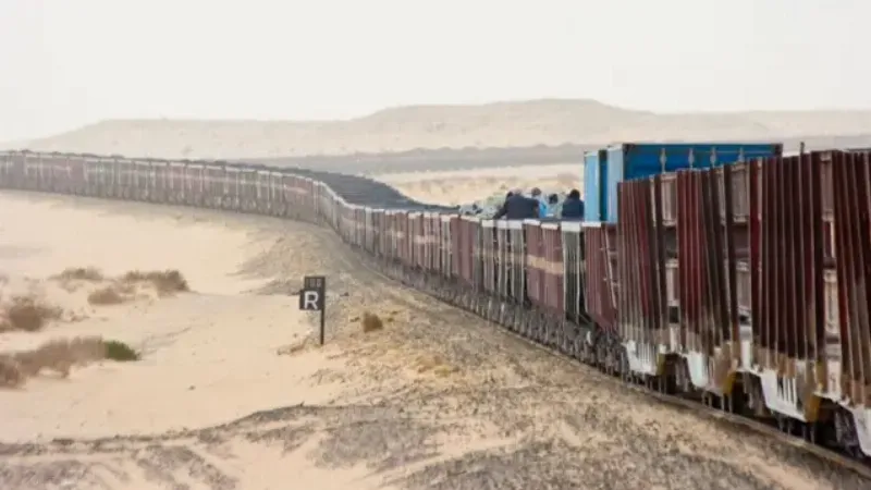 Chuyển đổi 2km sang mét: Hình ảnh minh họa việc chuyển đổi 2km sang mét với người chạy bộ trên đường.