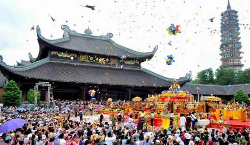 Gia đình đi chùa đầu năm