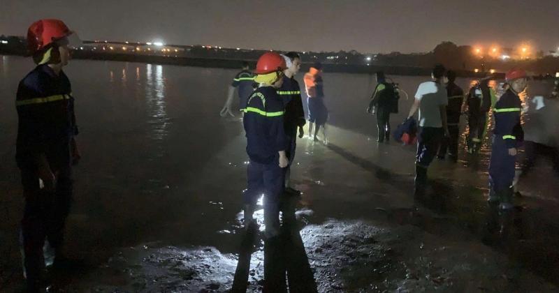 Học sinh lớp 8 đang học bài