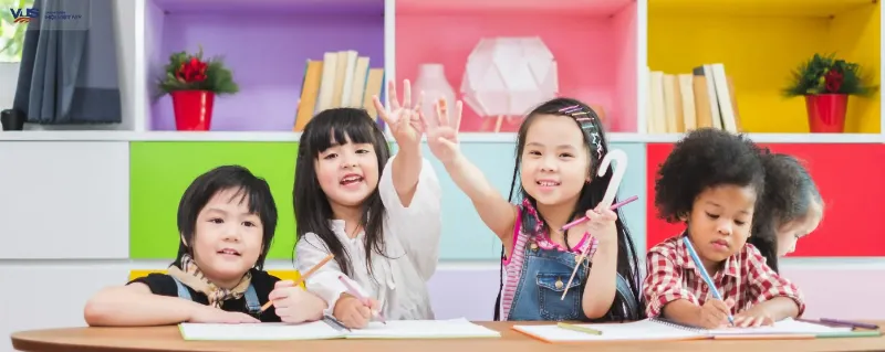 Học sinh lớp 8 giao tiếp với bạn bè