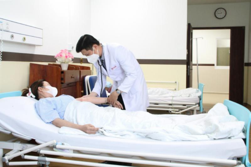 Người phụ nữ bị ong đốt