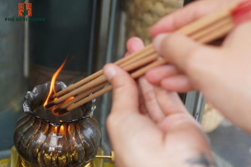 Văn Khấn Ngày Rằm Hàng Tháng: Hướng Dẫn Chi Tiết 2 Gia đình Việt thắp hương ngày rằm