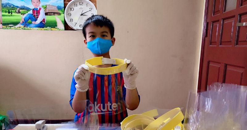 Bé 9 tuổi cùng gia đình