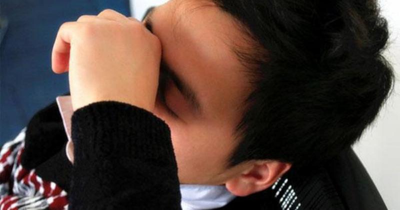 Cắn vào lưỡi khi ăn uống