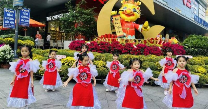 Chuẩn bị đón Tết với hoa mai, bánh chưng và phong bao lì xì