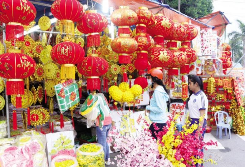Không khí Tết rộn ràng trên phố