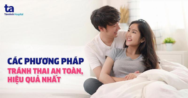 Bác sĩ tư vấn cho cặp vợ chồng về phương pháp sinh con