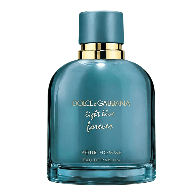 Người đàn ông năng động, tự tin sử dụng nước hoa Dolce & Gabbana Light Blue Pour Homme trong các hoạt động ngoài trời.