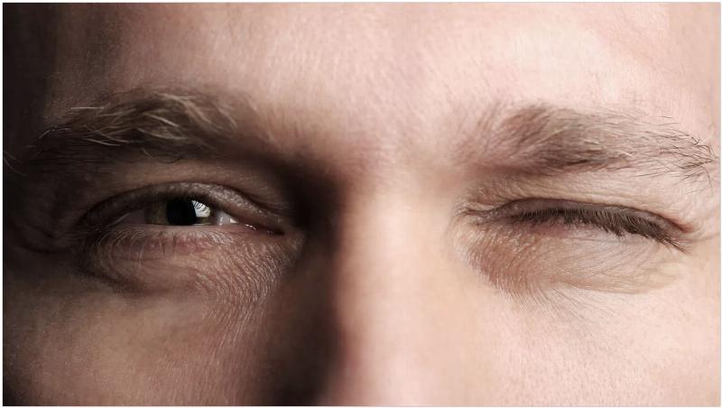 Biểu hiện nháy mắt trái ở nam giới