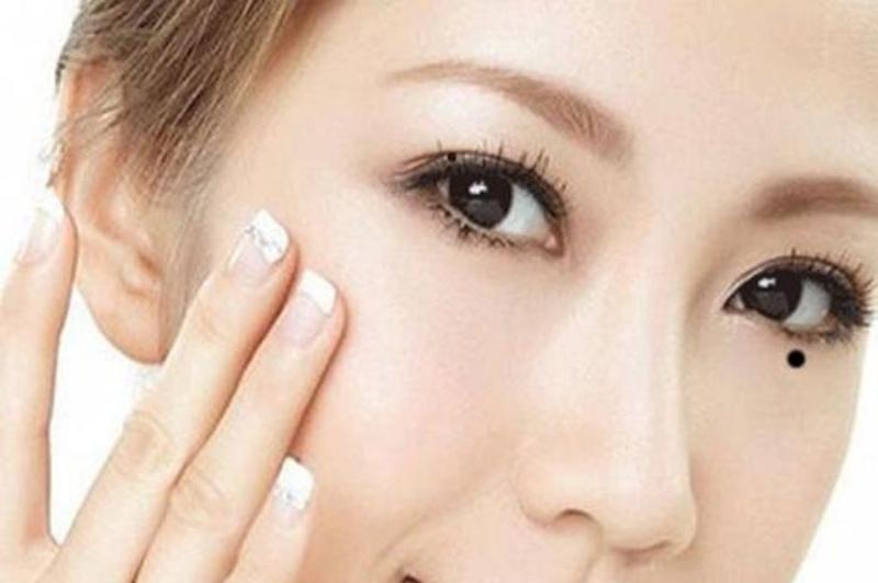 Giải Mã Nốt Ruồi Trên Mặt Đàn Ông: Tướng Số & Nhân Cách 2 Nốt ruồi gần mắt đàn ông: Đào hoa hay lận đận?