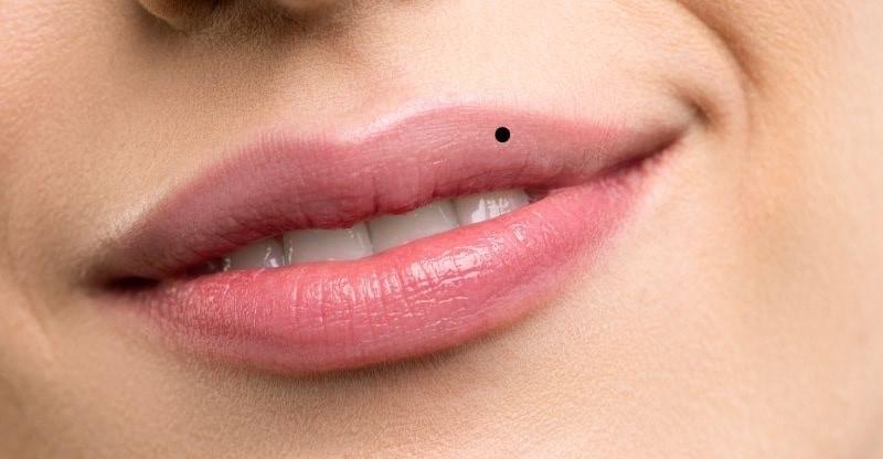 Giải Mã Nốt Ruồi Trên Mặt Đàn Ông: Tướng Số & Nhân Cách 4 Nốt ruồi gần miệng đàn ông: Sướng khẩu hay khéo léo?