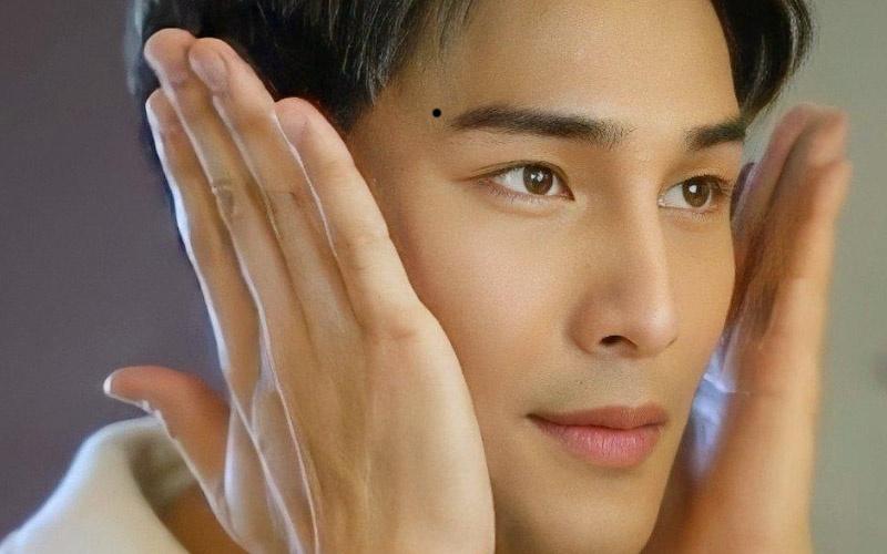 Giải Mã Nốt Ruồi Ở Đuôi Lông Mày: Ý Nghĩa Và Vận Mệnh 2 Nốt ruồi ở đuôi lông mày phải và trái