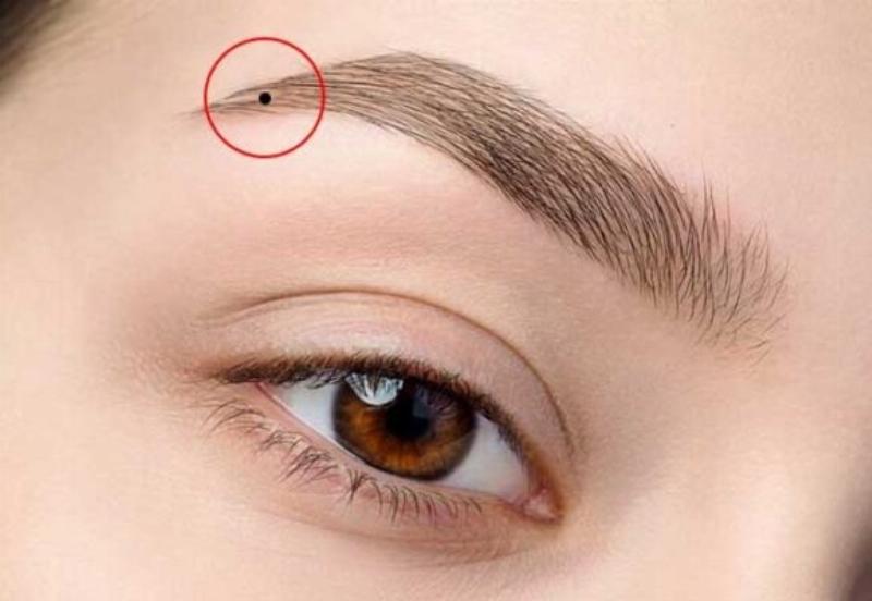 Giải Mã Nốt Ruồi Ở Đuôi Lông Mày: Ý Nghĩa Và Vận Mệnh 3 Nốt ruồi son và đen ở đuôi lông mày