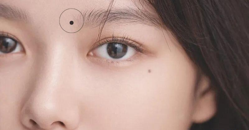 Giải Mã Nốt Ruồi Trên Mặt Đàn Ông: Tướng Số & Nhân Cách 3 Nốt ruồi trên má đàn ông: Nồng hậu hay đa tình?