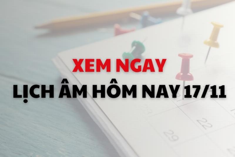 Âm Lịch Hôm Nay 2024: Tra Cứu Nhanh và Chính Xác 4 Sử dụng âm lịch trong đời sống: Hình ảnh người dân xem lịch âm để chọn ngày tốt cho việc cưới hỏi.