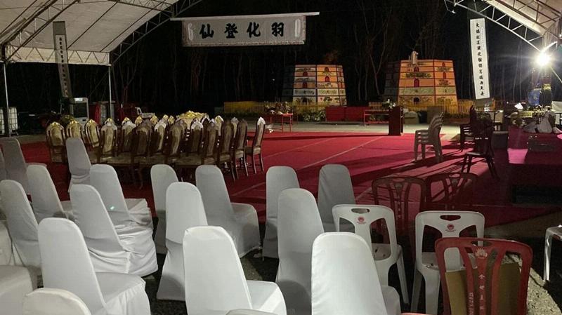 Hình ảnh minh họa nghĩa trang với những ngôi mộ được sắp xếp ngay ngắn, thể hiện sự tôn kính và tưởng nhớ người đã khuất.