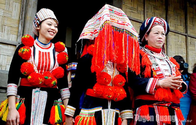 Gia đình hạnh phúc bên nhau sau khi xem tuổi sinh con