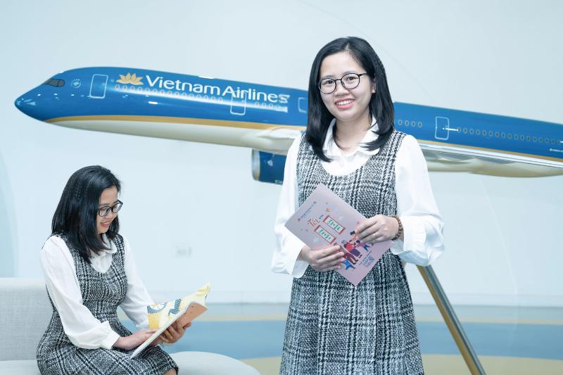 Người phụ nữ đang lên kế hoạch công việc trên lịch