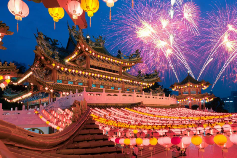 Đêm giao thừa Tết âm lịch rực rỡ sắc màu pháo hoa và đèn lồng.