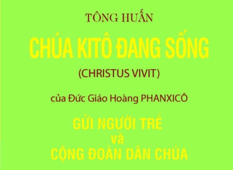 Sinh Năm 1968 Bao Nhiêu Tuổi? 2 Giai đoạn chín muồi của cuộc đời: Hình ảnh người đàn ông trung niên đang đọc sách, thư thái bên tách trà, thể hiện sự bình yên và chiêm nghiệm.