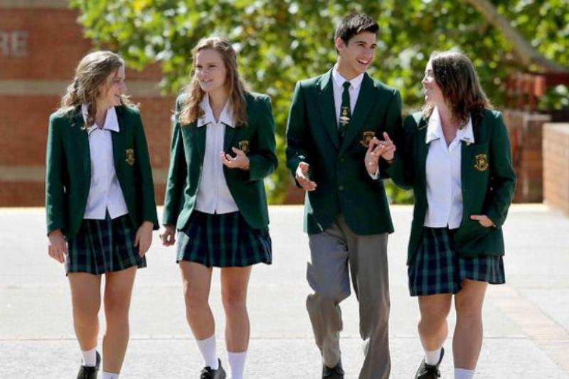 Học sinh lớp 11 đang học bài