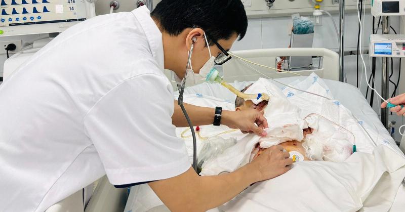 Lớp 7 Bao Nhiêu Tuổi? Giải Đáp Chi Tiết 2 Học sinh lớp 7 đang học bài