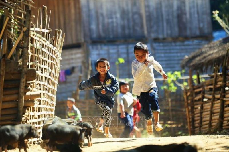 Trẻ em sinh năm 2012 vui chơi cùng bạn bè