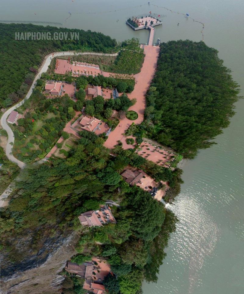 Tuổi 1986 Năm 2025 Có Làm Nhà Được Không? 2 Xây nhà tuổi Bính Dần năm 2025: Hình ảnh minh họa ngôi nhà đang xây dựng với khung cảnh núi non phía xa, tượng trưng cho mệnh Phú Đăng Hỏa của năm 2025.