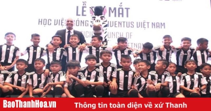 Cầu thủ bóng đá châu Âu tại Juventus tập luyện