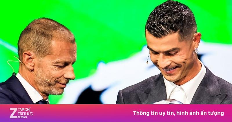 Cristiano Ronaldo nhận giải thưởng FIFA