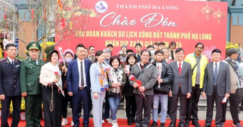 Gia đình đón khách xông đất