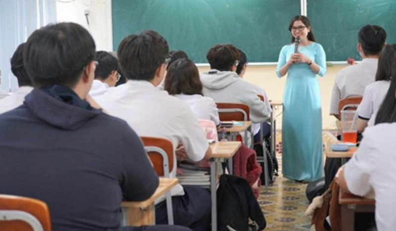 Tuổi Về Hưu Năm 2025: Điều Cần Biết 2 Giáo viên về hưu năm 2025