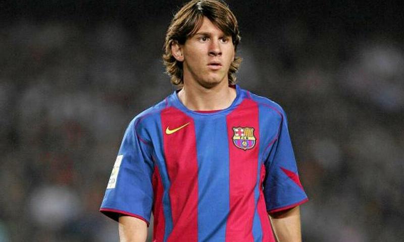 Ngôi sao bóng đá Barcelona ký hợp đồng