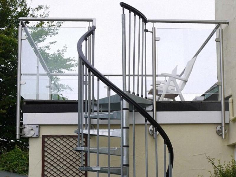 Cầu thang gỗ kết hợp thép cho nhà hẹp 3m