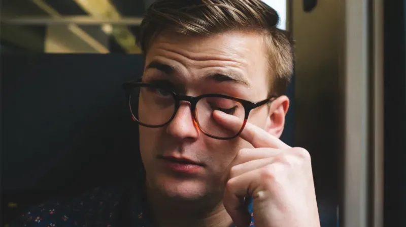 Mắt Phải Nam Giật Là Điềm Gì: Giải Mã Bí Ẩn 3 Giật mắt phải nam theo khung giờ