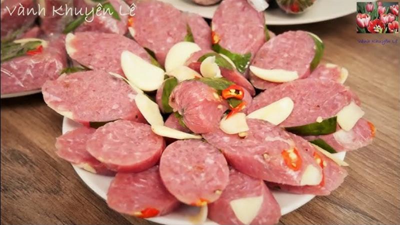 Nem Chua Bao Nhiêu Calo? Giải Đáp Mọi Thắc Mắc Về Năng Lượng 2 Ăn nem chua với rau sống