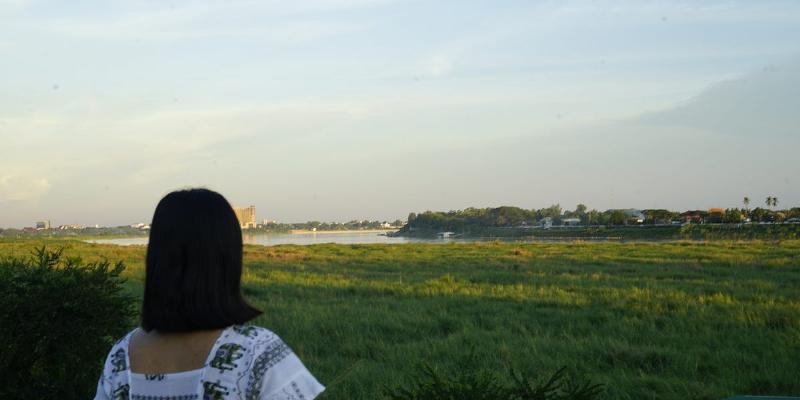 Phạm Thái Tuế Là Gì? Hiểu Rõ Và Vượt Qua Những Năm "Sóng Gió" Cuộc Đời 2 Minh họa người đang thực hành thiền định hoặc các hoạt động tĩnh tâm khác, thể hiện sự bình yên và kiên cường nội tại để vượt qua khó khăn, với các biểu tượng liên quan đến sự cân bằng, sức mạnh tinh thần