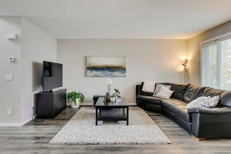 Biến Hóa Không Gian Phòng Khách Với Tranh Treo Tường Khổ Lớn 2 Chọn tranh treo tường khổ lớn cho phòng khách phía trên sofa, tạo điểm nhấn và phong cách nội thất.