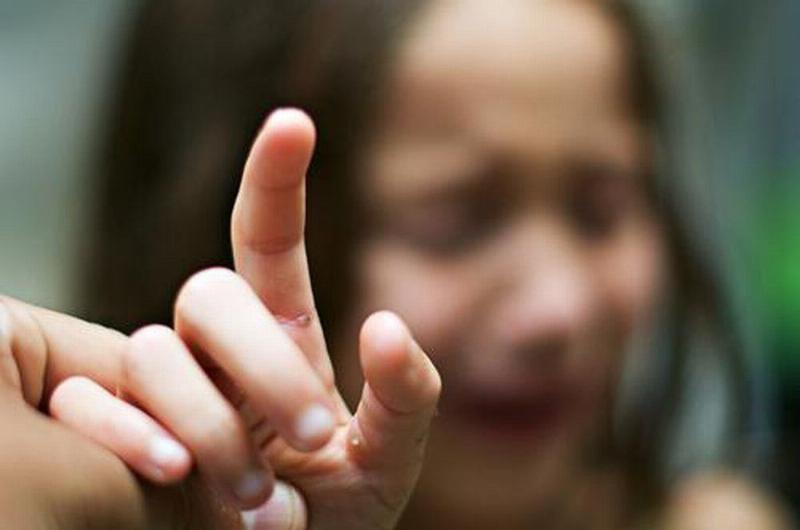 Bị dằm đâm vào tay không lấy ra được có sao không? 2 tham-kham-bac-si-khi-bi-dam-vao-tay