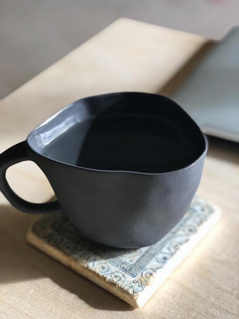 Mơ Gãy Răng Đánh Con Gì? Giải Mã Giấc Mơ Từ Góc Nhìn Tâm Linh Đến Khoa Học 3 Hình ảnh minh họa một người đang ngồi thiền hoặc suy ngẫm, thể hiện việc kết nối giấc mơ thấy gãy răng với trạng thái tâm lý và tìm kiếm sự bình an nội tâm.