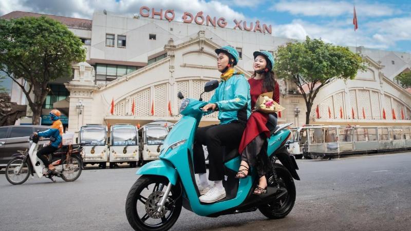 Chúc Mừng Ngày 8 3: Hơn Cả Lời Chúc – Nâng Niu Nội Lực Phụ Nữ Việt 2 Hình ảnh phụ nữ Việt Nam tươi cười nhận hoa ngày 8 3, thể hiện niềm vui và sự tôn vinh trong ngày đặc biệt