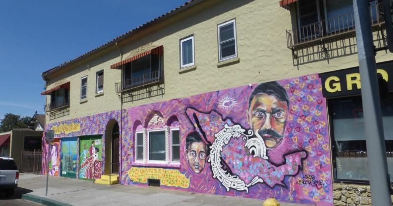 Vẽ Tranh Bảo Vệ Môi Trường: Hơn Cả Nét Cọ Xanh 2 Bức tranh tường lớn về bảo vệ môi trường do cộng đồng cùng vẽ tại khu phố