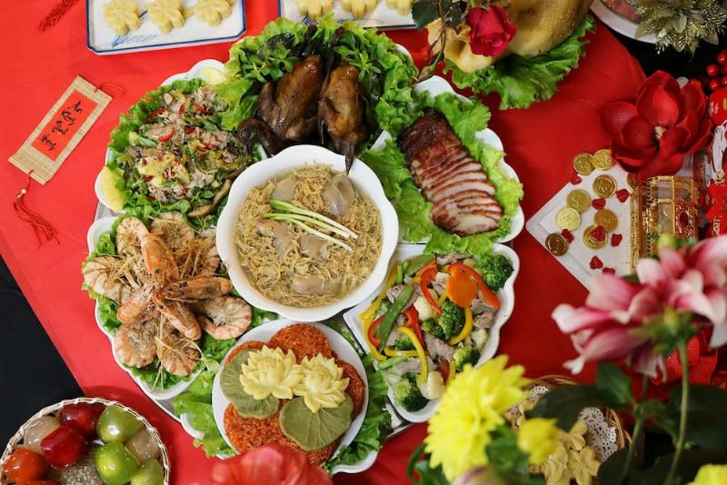 Văn Khấn Ban Thần Tài: Hướng Dẫn Chi Tiết Và Những Điều Cần Biết 2 Chuẩn bị mâm cúng thần tài chu đáo và trang nghiêm