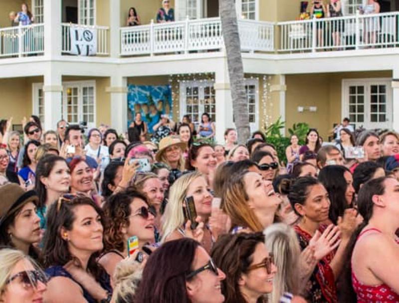 Ngành Thiết Kế Nội Thất: Biến Ngôi Nhà Thành Tổ Ấm Lý Tưởng 2 Một phòng ngủ theo phong cách tối giản với giường thấp, tủ âm tường và ít đồ trang trí, tạo cảm giác yên bình và gọn gàng, thể hiện xu hướng thiết kế nội thất